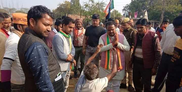 Etawah News: BJP candidates sought votes by doing public relations