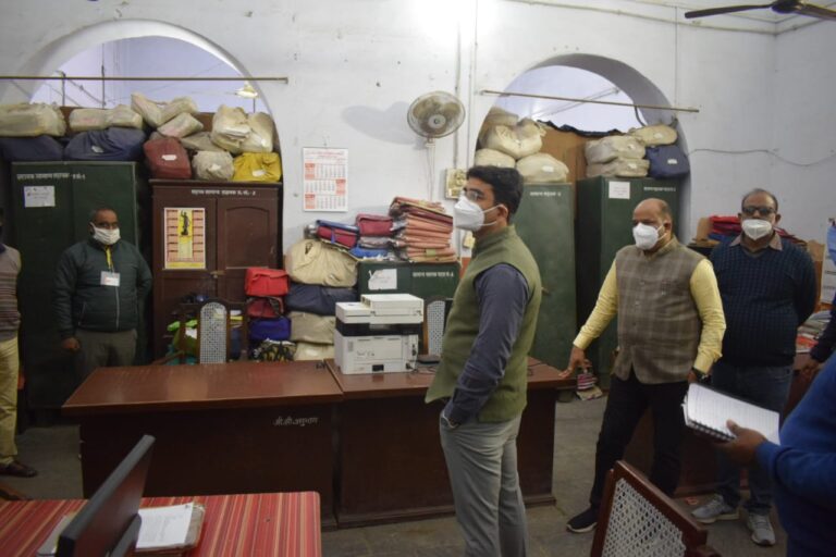 Prayagraj News : जिलाधिकारी ने नामांकन कक्षों का निरीक्षण करते हुए नामांकन प्रक्रिया का लिया जायजा