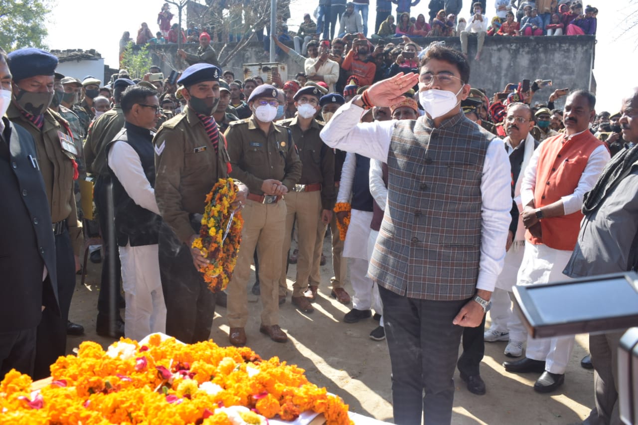 प्रयागराज न्यूज़ :जिलाधिकारी ने शहीद मनीष पाण्डेय के पैतृक आवास पहुंचकर दी श्रद्धांजलि