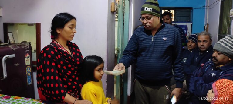 Bihar news मृतक नरेन्द्र बरनवाल के परिवार को बेतिया बरनवाल परिवार के द्वारा 45,000 की दूसरी सहयोग राशि प्रदान की गई