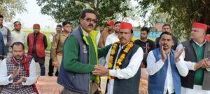 अम्बेडकर नगर न्यूज जनसंपर्क के बीच कार्यकर्ताओं ने त्रिभुवनदत्त का जगह जगह किया भव्य स्वागत