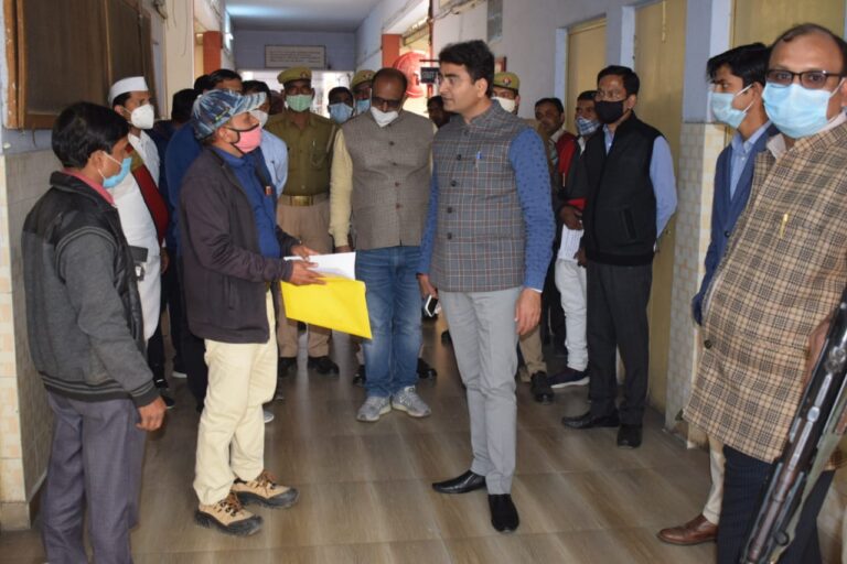 Prayagraj News :जिला निर्वाचन अधिकारी ने मतदान कार्मिंकों को दिए जा रहे द्वितीय प्रशिक्षण का किया निरीक्षण