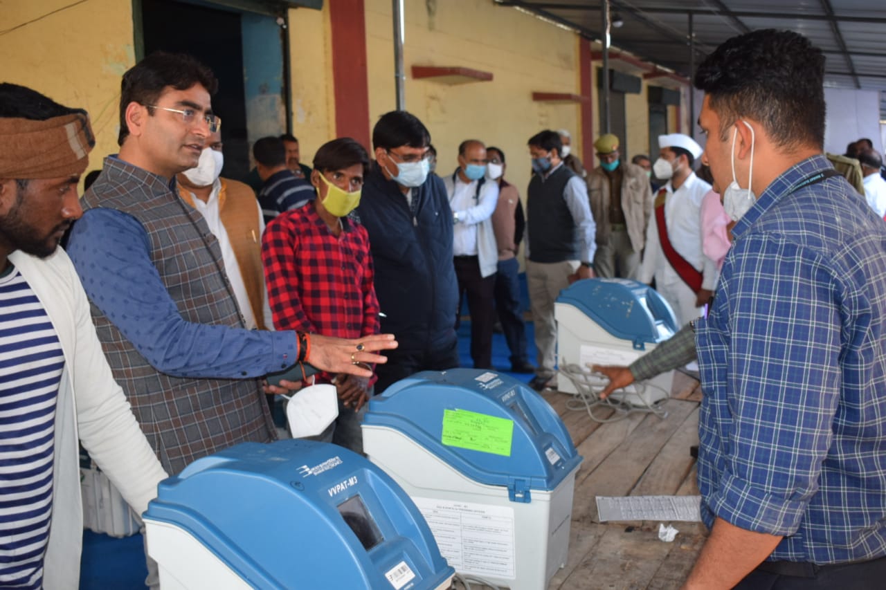 Prayagraj News :जिला निर्वाचन अधिकारी ने मुण्डेरा मण्डी में चल रहे मतदान की तैयारियों का किया निरीक्षण