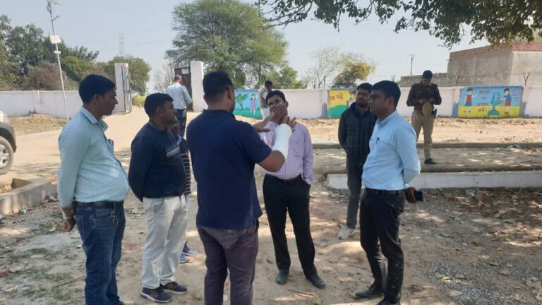 Agra News: मुख्य विकास अधिकारी ने विकास कार्यों को लेकर किया औचक निरीक्षण