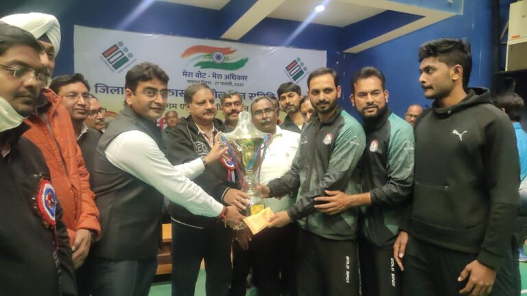 Prayagraj News :मा0 न्यायमूर्ति एवं जिला अधिकारी ने खेल प्रतियोगिता में विजेताओं को स्मृति चिन्ह देकर किया सम्मानित