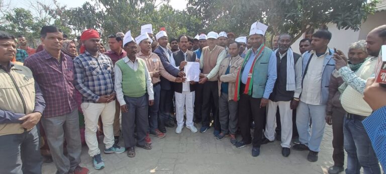 अम्बेडकर नगर न्यूज जिलाध्यक्ष बीएड बेरोजगार एसोसिएशन उत्तर प्रदेश ने सपा पार्टी आलापुर के प्रत्याशी त्रिभुवनदत्त को अपने संगठन का समर्थन पत्र सौंपा