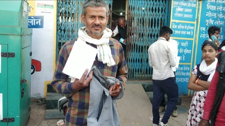 Agra News: अज्ञात जेबकतरे ने किसान के थैले को काटकर उड़ाई नकदी