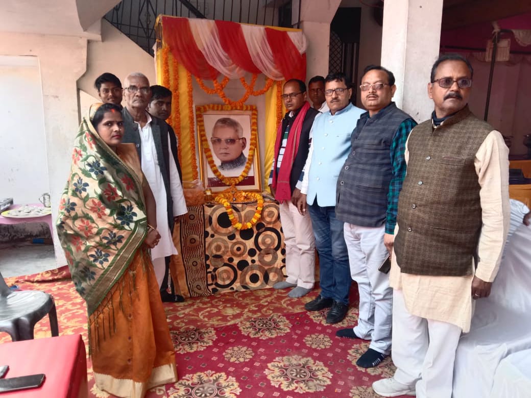 अम्बेडकर नगर न्यूज : सपा पार्टी के वरिष्ठ नेता पूर्व विधायक भीमप्रसाद सोनकर के पुण्यतिथि पर चित्र पर पुष्प अर्पित कर लोगों ने किया याद