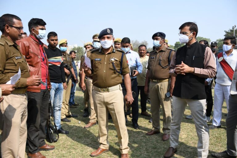 Prayagraj News :एडीजी जोन, मण्डलायुक्त, आईजी एवं जिलाधिकारी भ्रमणशील रहकर पोलिंग पार्टियों के रवानगी स्थलों का स्थलीय निरीक्षण किया
