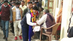 Agra News: बसपा प्रत्याशी नितिन वर्मा निषाद ने समर्थकों संग कस्बा में किया जनसम्पर्क