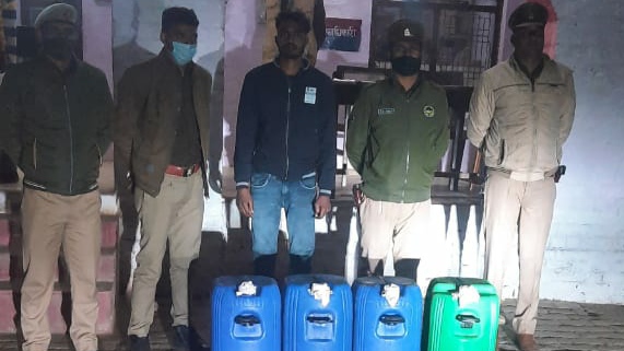 Agra News: दो सौ लीटर कच्ची शराब के साथ एक युवक को पुलिस ने किया गिरफ्तार