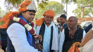 Agra News: ठाकुर समाज ने बसपा प्रत्याशी नितिन वर्मा निषाद का चांदी क़ा मुकुट पहनाकर किया जोरदार स्वागत