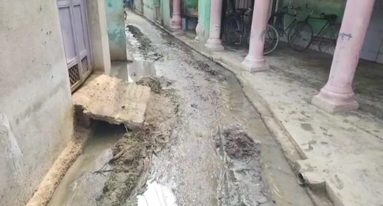 Etawah News: Villagers upset due to waterlogging of dirty water