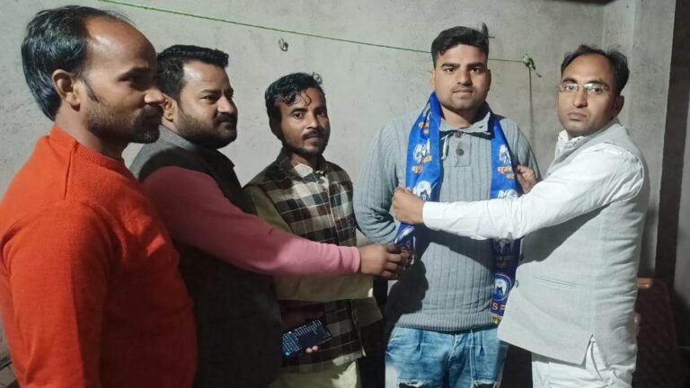 Etawah News: SP Assembly General Secretary left SP and joined BSP