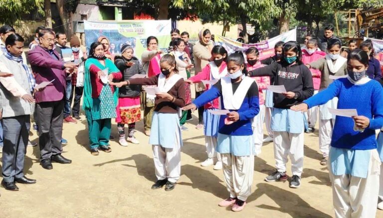 Etawah News: Municipal Executive Engineer administered the oath of voting to the girl students
