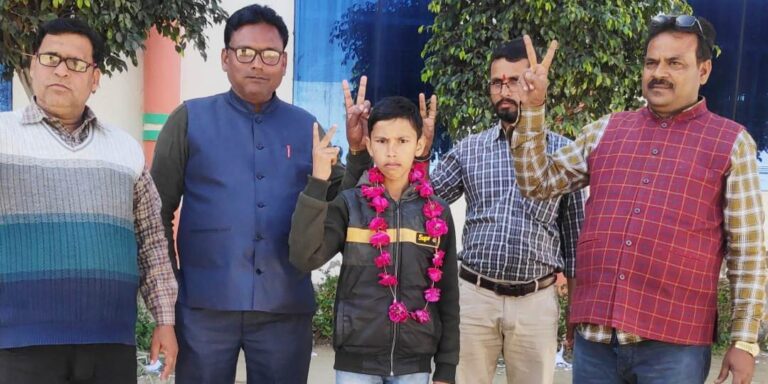 Etawah News: Wreaths of selected students in the final list of Navodaya Vidyalaya entrance examination
