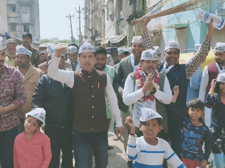 Etawah News: Aam Aadmi Party is full of door to door campaign