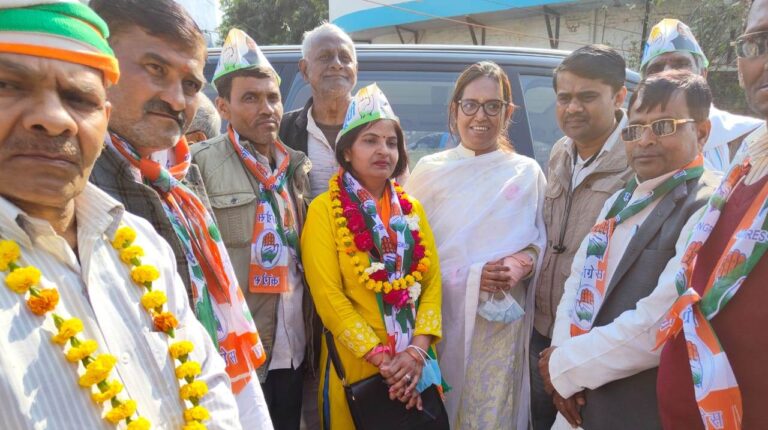 Etawah News: Former Maharashtra minister asked for the votes of Congressman Snehlata.