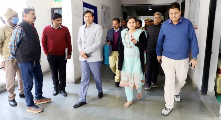 Etawah News: Election personnel get defense kit