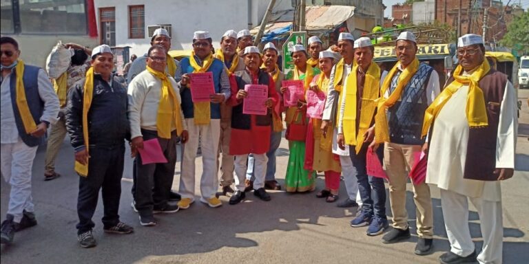 Etawah News: Vyapar Mandal made traders aware of voting