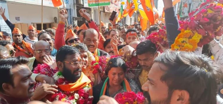 Etawah News: Mass of devotees of Ram came out in support of BJP candidate