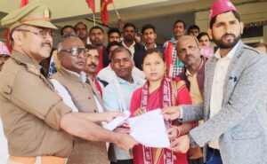 Etawah News: Memorandum was given regarding threatening Jan Adhikar Party worker.
