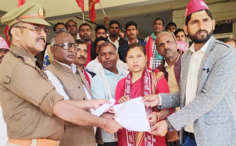 Etawah News: Memorandum was given regarding threatening Jan Adhikar Party worker.