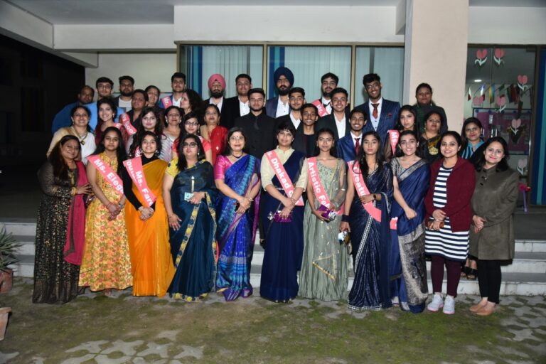 Meerut News: Farewell ceremony was organized for the students.