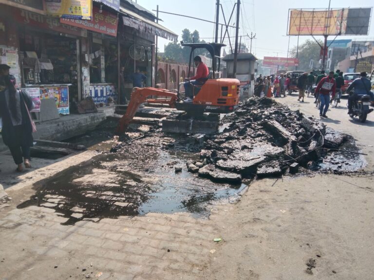 Meerut News: Silt filled drain for years, Municipal Corporation cleaned it.