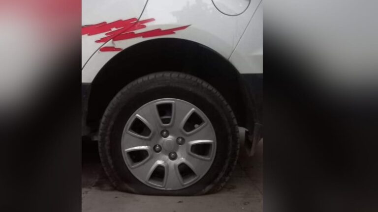 Etawah News: Police punctured the vehicle of Praspa leader who brought sick father to vote