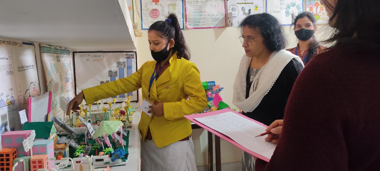 Meerut News: Chart and Model Competition Organized