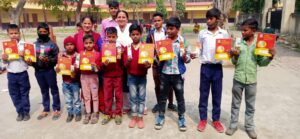 Meerut News: A chair race was organized among the children.