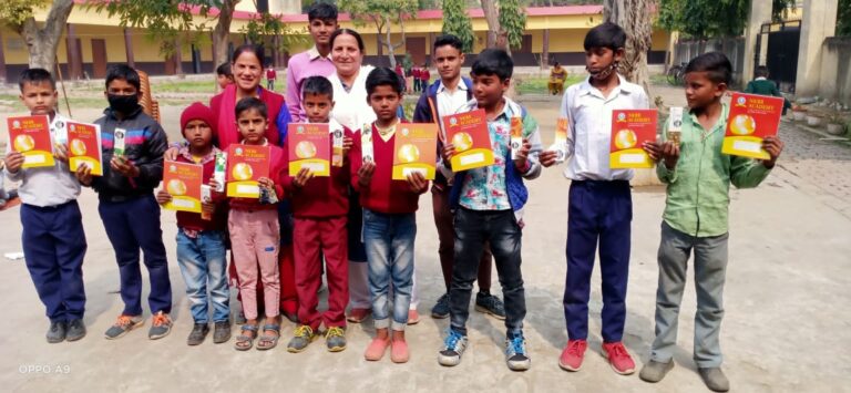 Meerut News: A chair race was organized among the children.