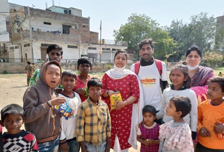 Meerut News: Distributed ration to women and celebrated the birthday of poor children.