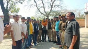 आजमगढ़: उप निरीक्षक प्रदीप सिंह को विदाई देते समय लोगों की आंखों में आंसू आ गए