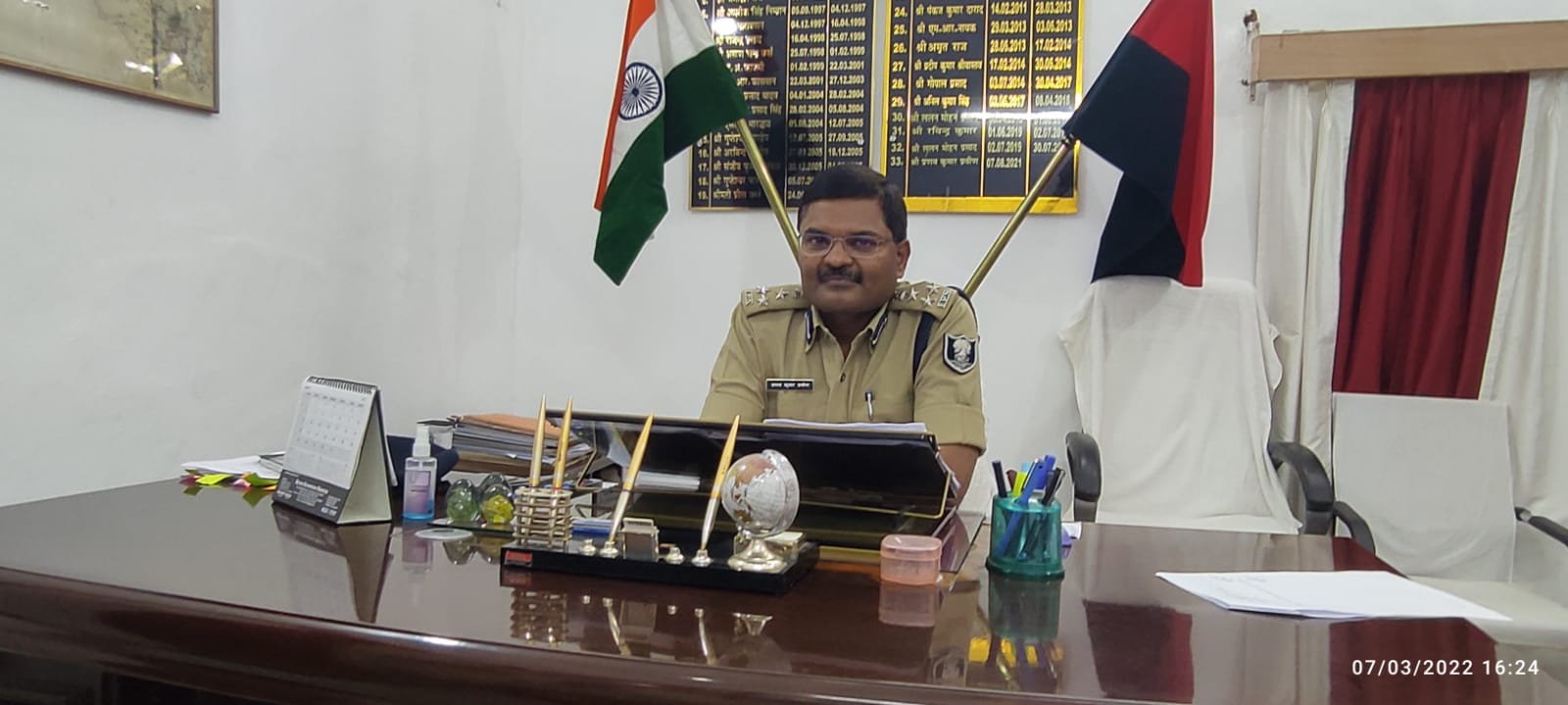 Bihar news चम्पारण प्रक्षेत्र के डीआईजी का गोपनीय रीडर शराब के नशे में कोठी से गिरफ्तार