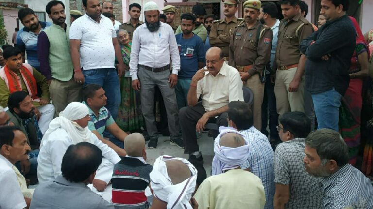 Agra News: गमजदा परिजनों को सांत्वना देने पहुँचे पूर्व मंत्री