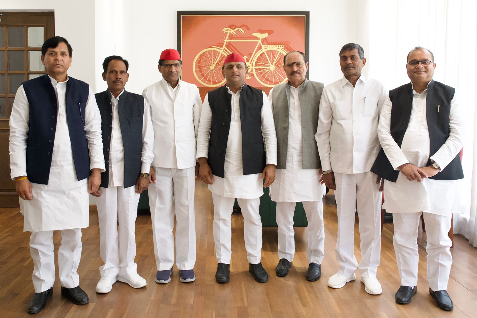 Ambedkar Nagar News:- सपा-गठबन्धन के जीते सभी पाँचों नवनिर्वाचित विधायकों ने राष्ट्रीय अध्यक्ष जी से की ऐतिहासिक मुलाकात।