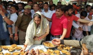 Agra News: जीत के बाद विधायक ने बटेश्वर में की ब्रह्मलाल जी महाराज की पूजा अर्चना