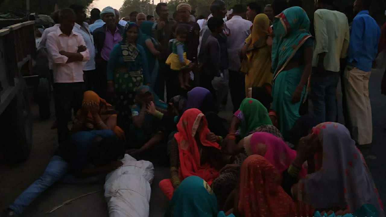 Agra News: मजदूर के शव को सड़क पर रखकर परिजनों ने लगाया जाम