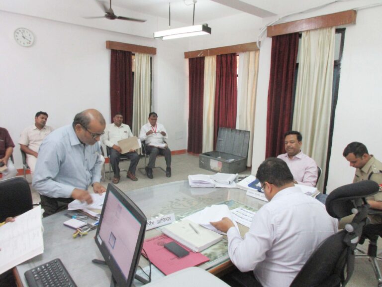 प्रतापगढ  प्रतापगढ़ न्यूज   विधान परिषद सदस्य पद हेतु अभ्यर्थियों के नामांकन पत्रों की जिला निर्वाचन अधिकारी ने की संवीक्षा