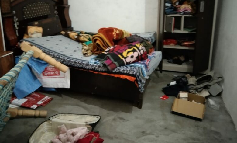 Agra News: दो सूने मकानों से अज्ञात चोरों ने लाखों के आभूषण व नगदी की पार