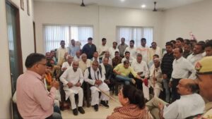 Agra News: सफाई कर्मियों से हुए विवाद का पंचायत के माध्यम से पूर्व मंत्री ने कराया राजीनामा