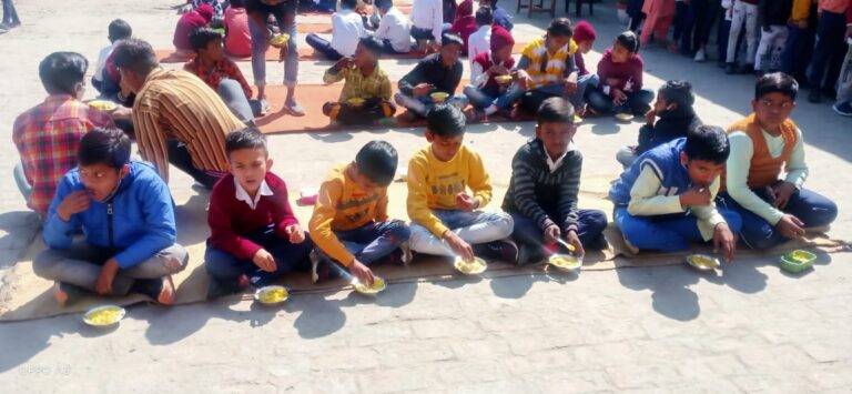 Meerut News: Distributed food to children in school.