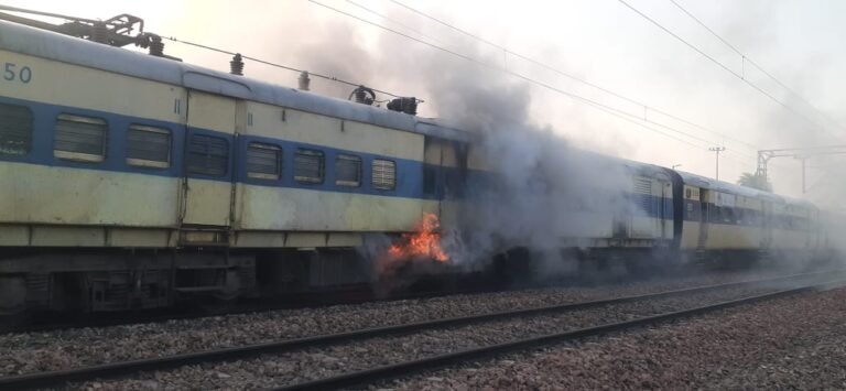 Meerut News: There was a sudden fire in two coaches of the train.