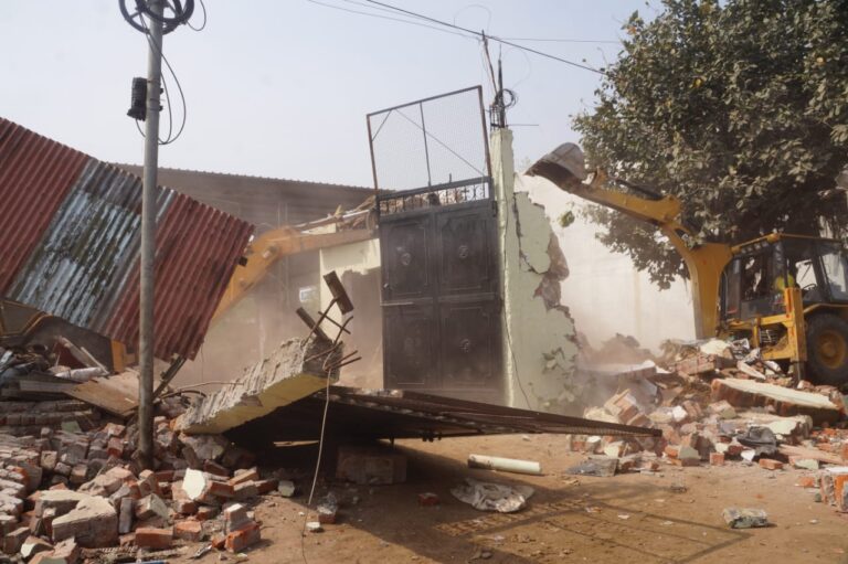 Meerut News: Baba's bulldozer went on illegal construction under the supervision of administration