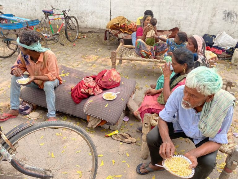 Meerut News: Ft Foundation distributed food on the festival of Holi.