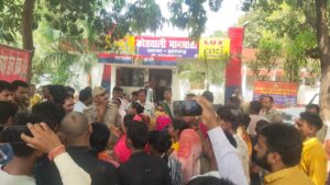 Pratapgirh News :जनपद प्रतापगढ में थाना मान्धाता का महिलाओं ने किया घेराव