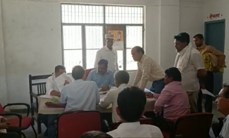 Agra News: पेपर लीक के बाद एडीएम ने किया अभिनव विद्यालय का निरीक्षण