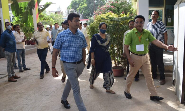 Prayagraj News : जिलाधिकारी एवं वरिष्ठ पुलिस अधीक्षक यूपी बोर्ड परीक्षा 2022 के लिए बनाये गये परीक्षा केन्द्रों का किया औचक निरीक्षण